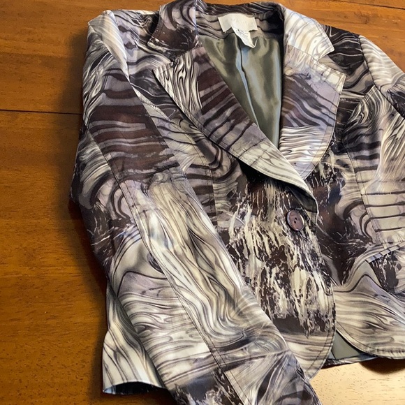 Woman’s jacket - Picture 4 of 9